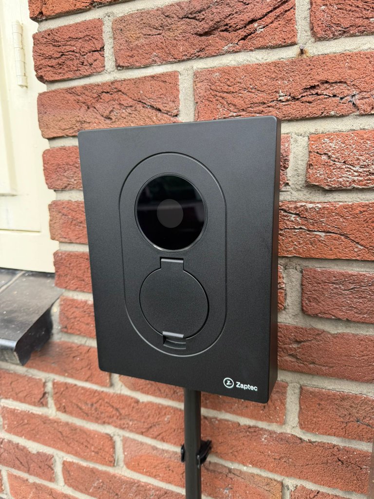Close-up Zaptec laadpaal – elektrische auto laden thuis Dordrecht