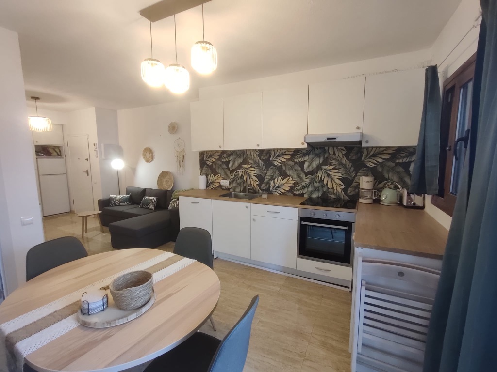 Keuken - volledig uitgeruste eethoek en keuken appartement Calahonda de Mijas