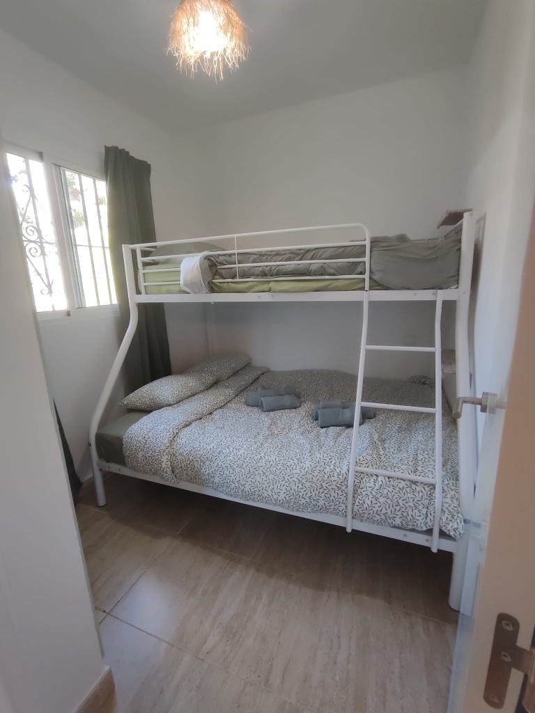 Slaapkamer 2 - queen-size bed met stapelbed appartement Calahonda Costa del Sol
