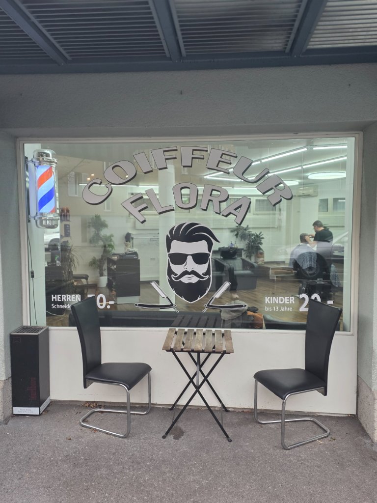 Schaufenster mit Logo