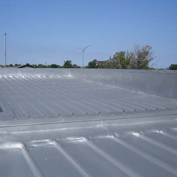 Toiture en bac acier d\u2019un hangar professionnel avant isolation