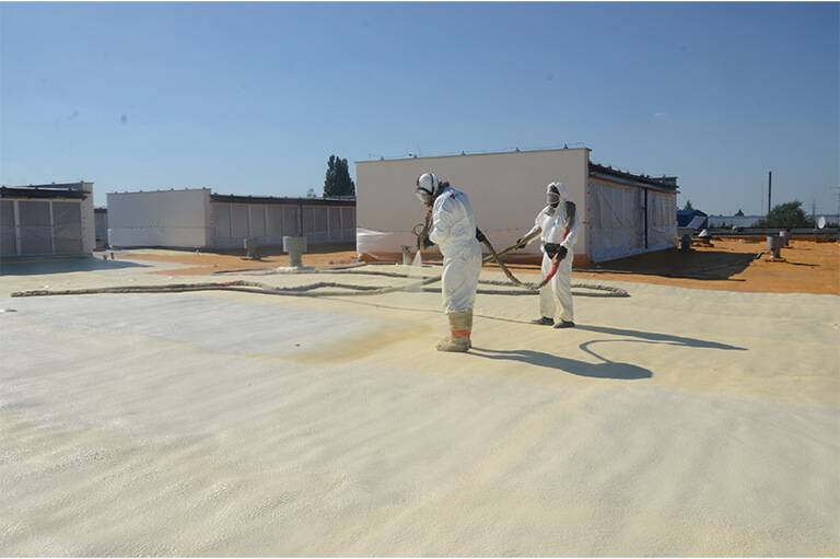 Mousse polyuréthane projetée sous bac acier — isolation toiture hangar