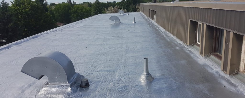 Isolation d'un hangar par mousse polyuréthane projetée sur parois et toiture
