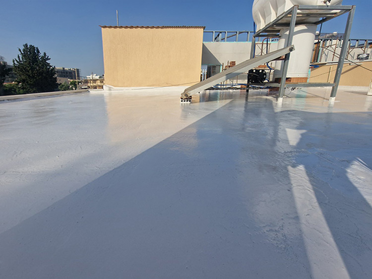 Isolation d’un bâtiment en bac acier par mousse projetée