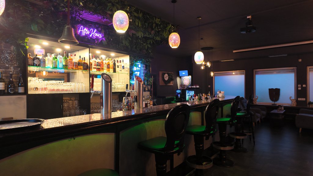 Bar mit After Hours Neon-Schriftzug