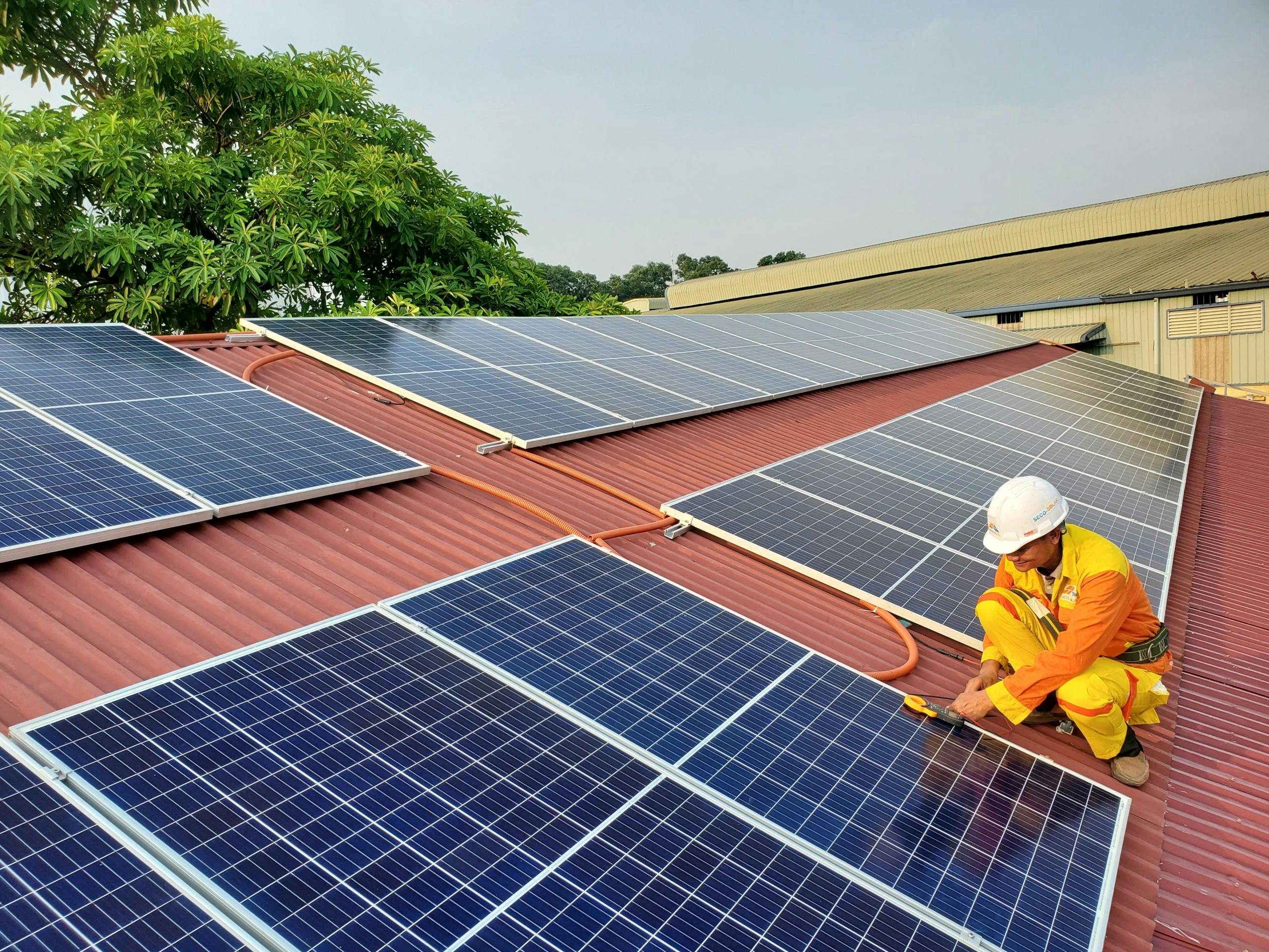 Gewerbegebäude mit Solaranlage
