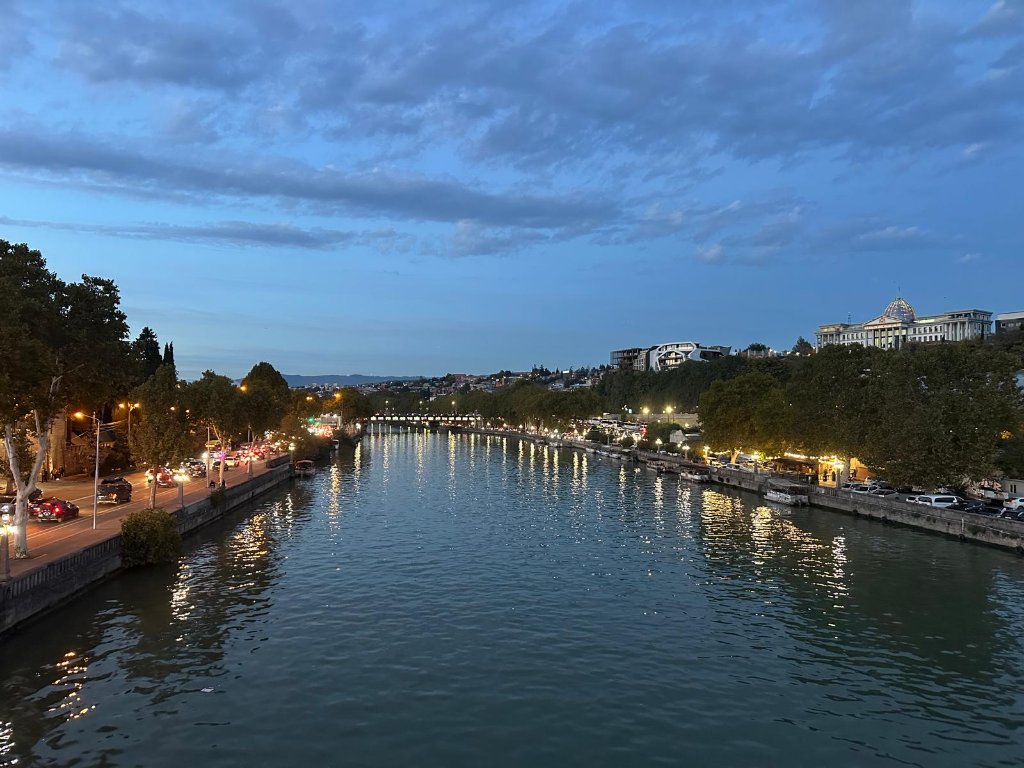 Tbilisi bei Nacht – Kura Fluss