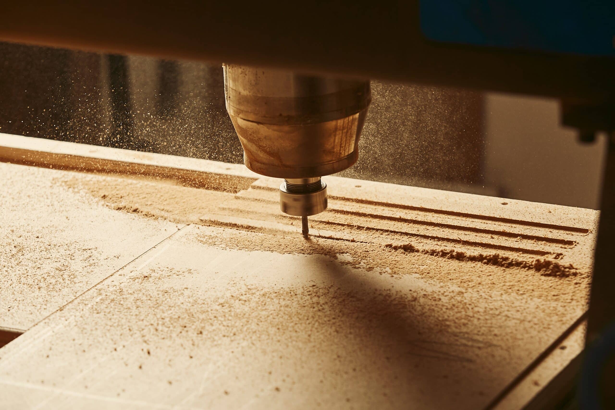 Detalle de una fresa CNC mecanizando un tablero de madera con precisión