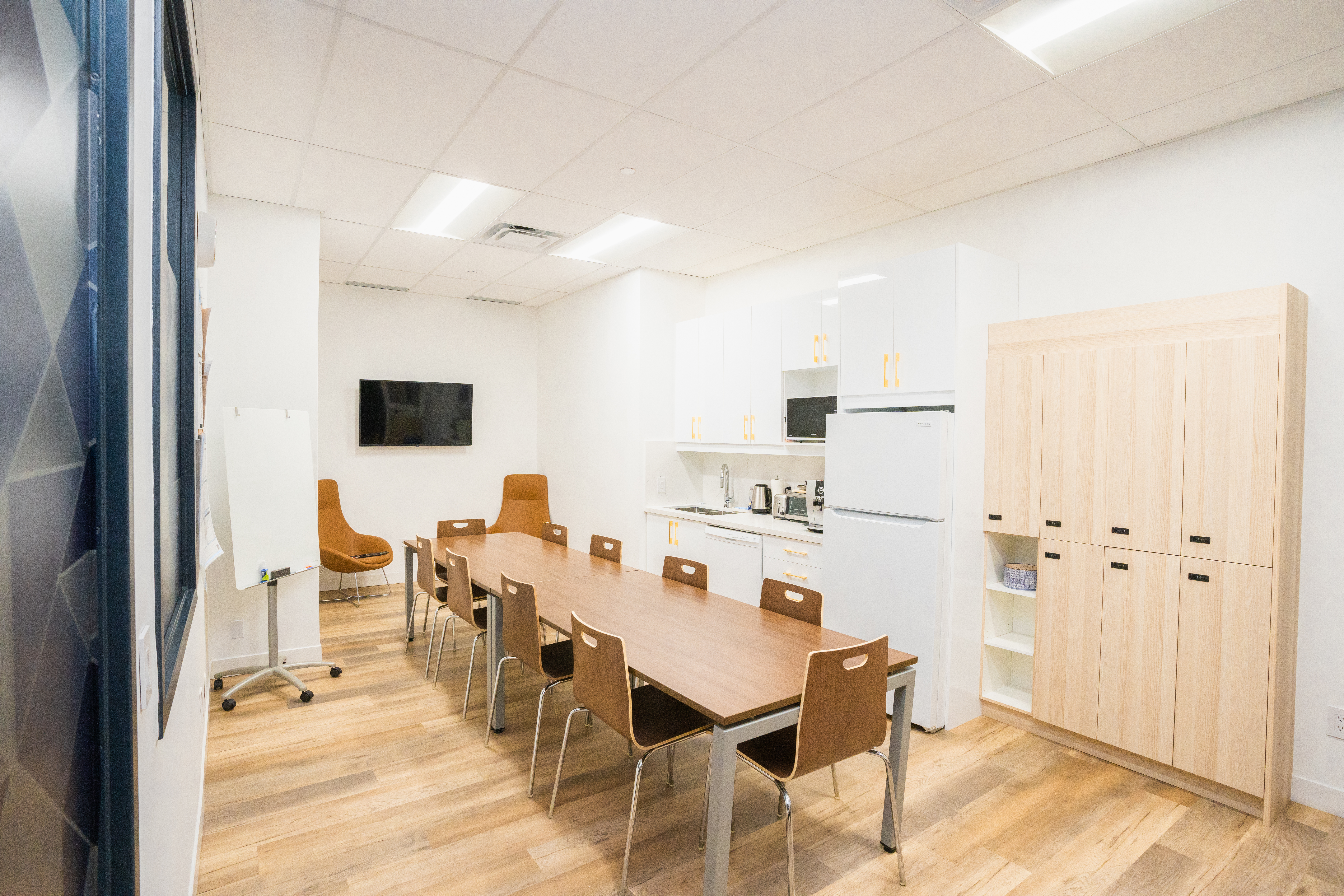 DS Dental staff breakroom with kitchenette