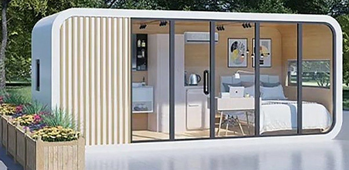 Apple Cabin AC01 von vorne: Holzverkleidung vor dem Duschbad, Tür und große Glasfront