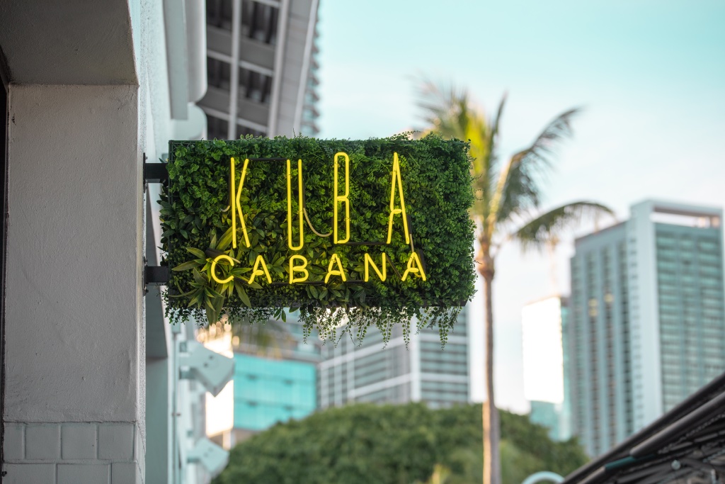 Kuba Cabana neon sign on green wall