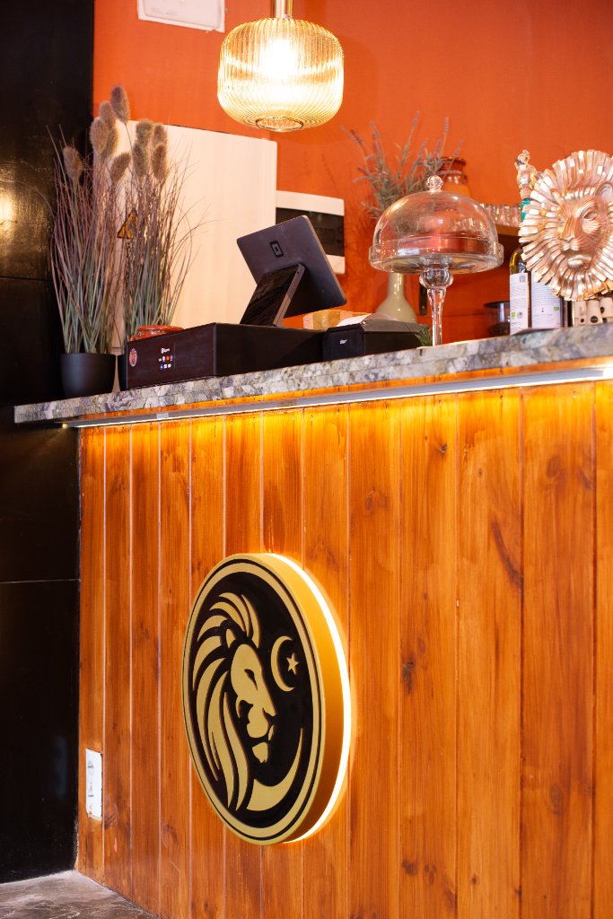 Mostrador con logo ASLAN