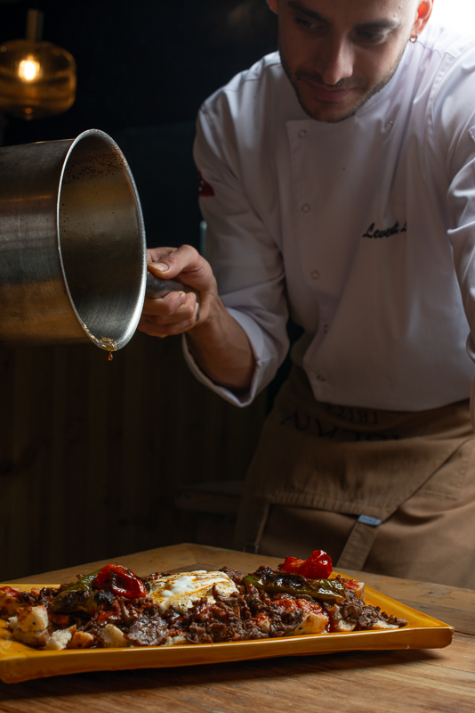 Chef sirviendo plato