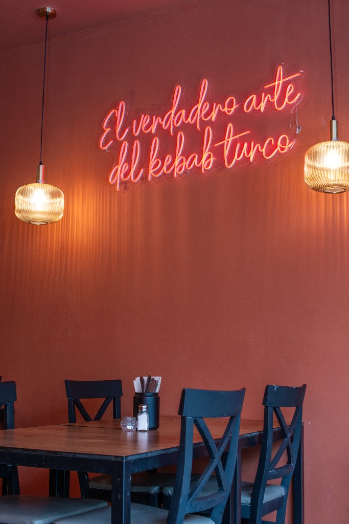 Zona de comedor con neón