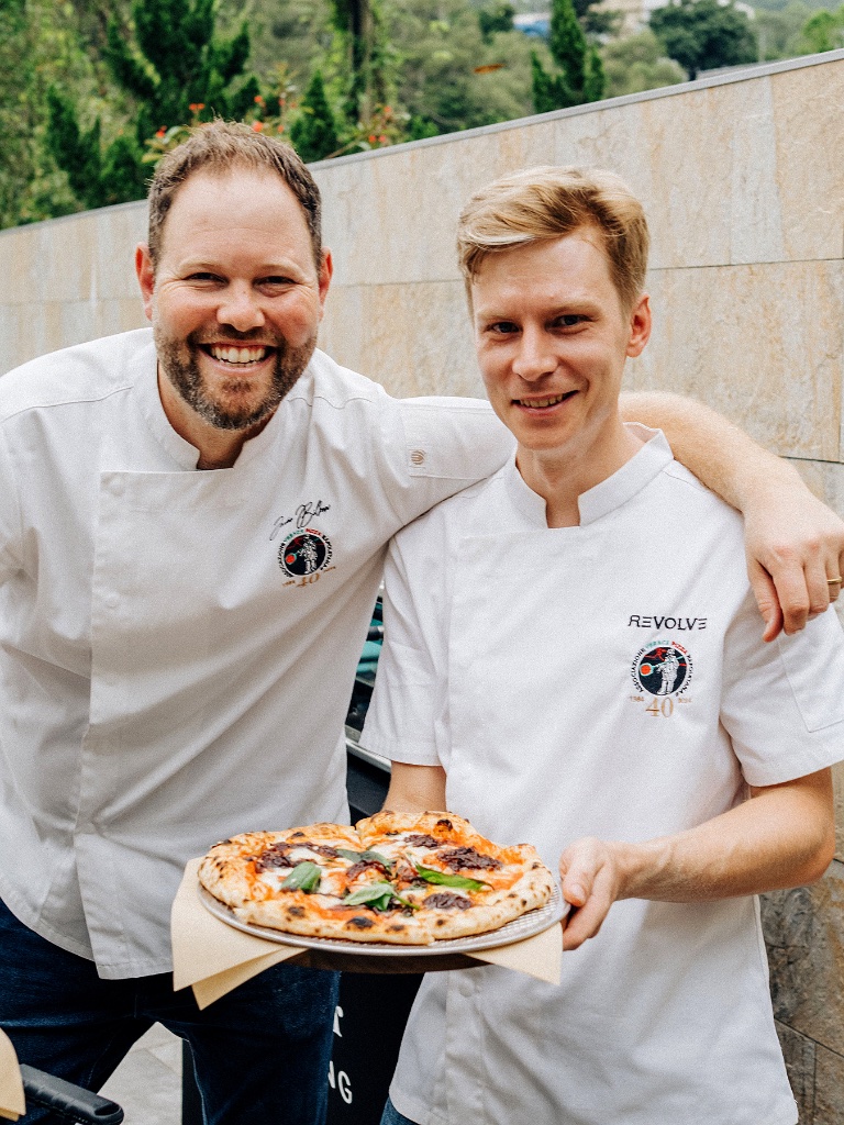 Jamie and Oliver with pizza