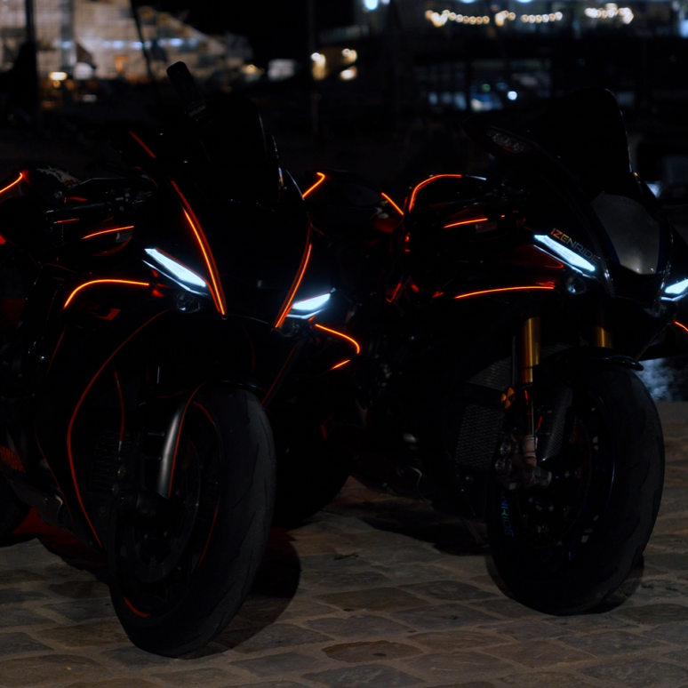 Duo de motos équipées — soirée port de Paris