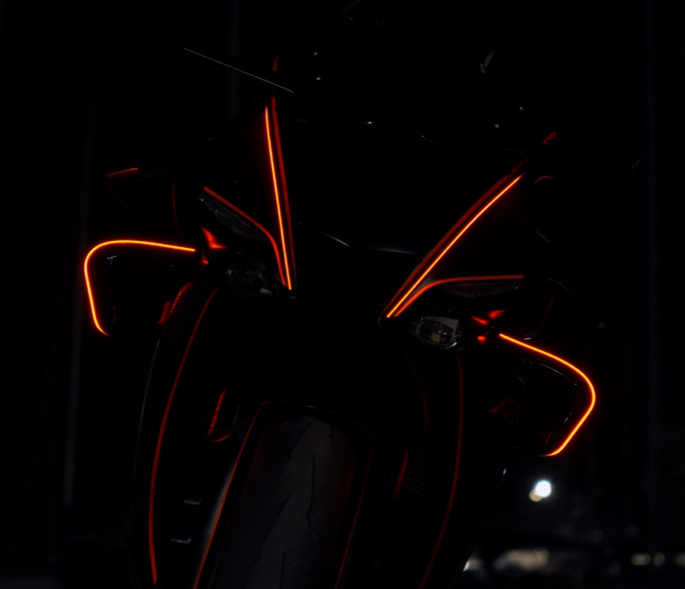 Full LED rouge en action — la nuit lui appartient