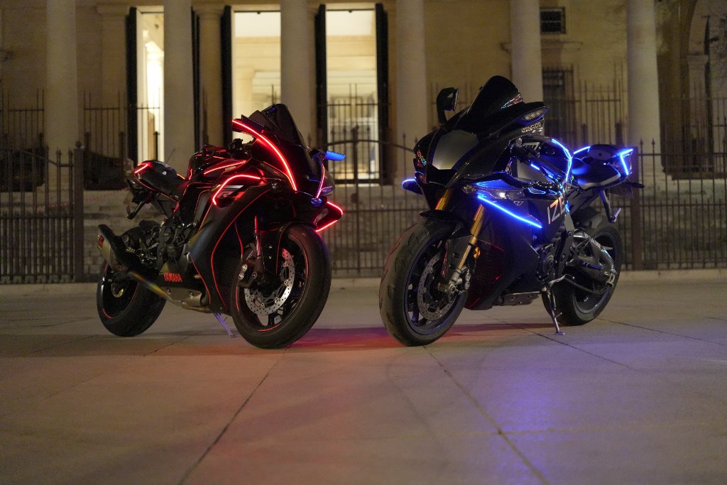 Moto équipée d'un kit LED sur mesure IzenCustom roulant de nuit