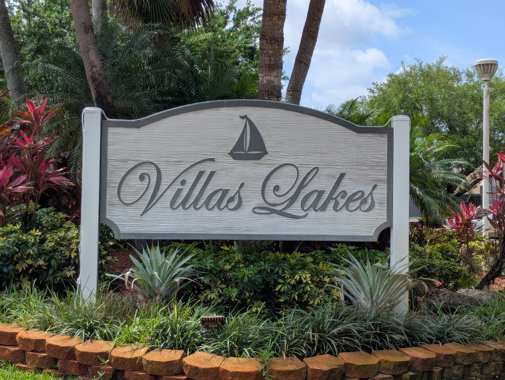Villas Lakes entrance sign in Pembroke Lakes