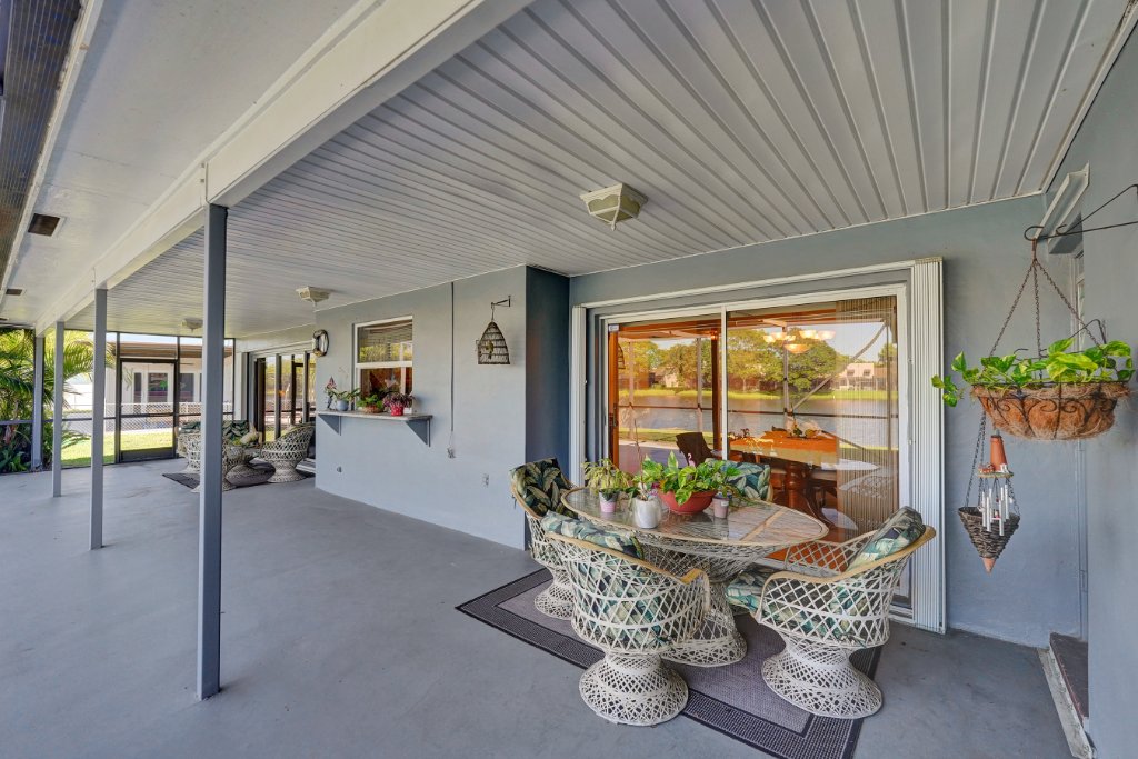 Screened Patio – Dining Area