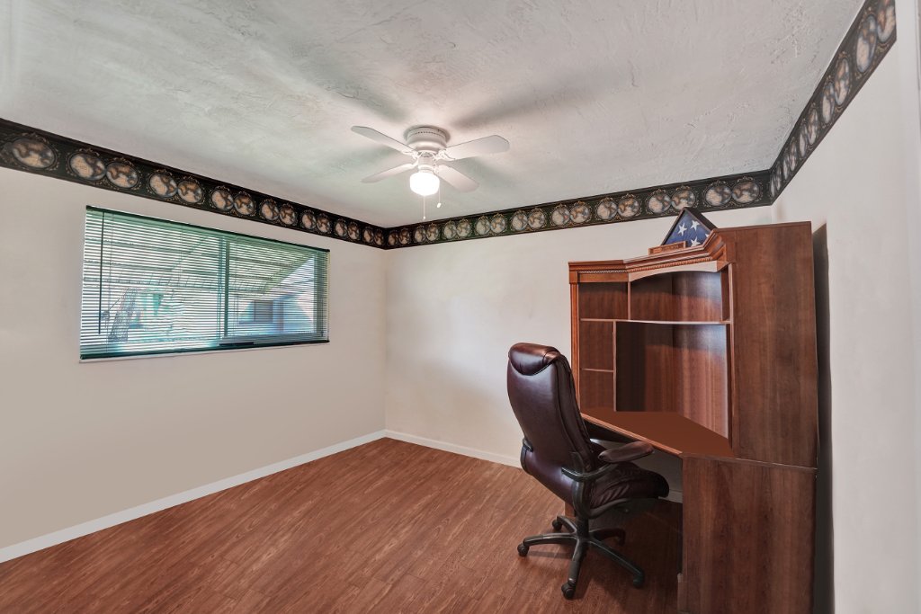 Middle Bedroom / Den
