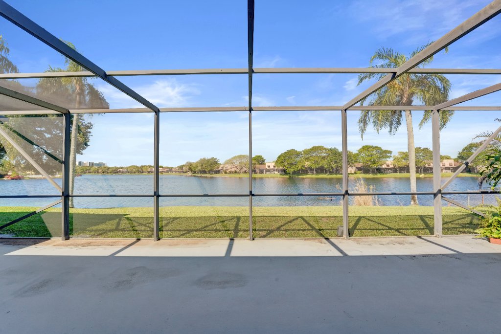Screened Patio – Open Lake View