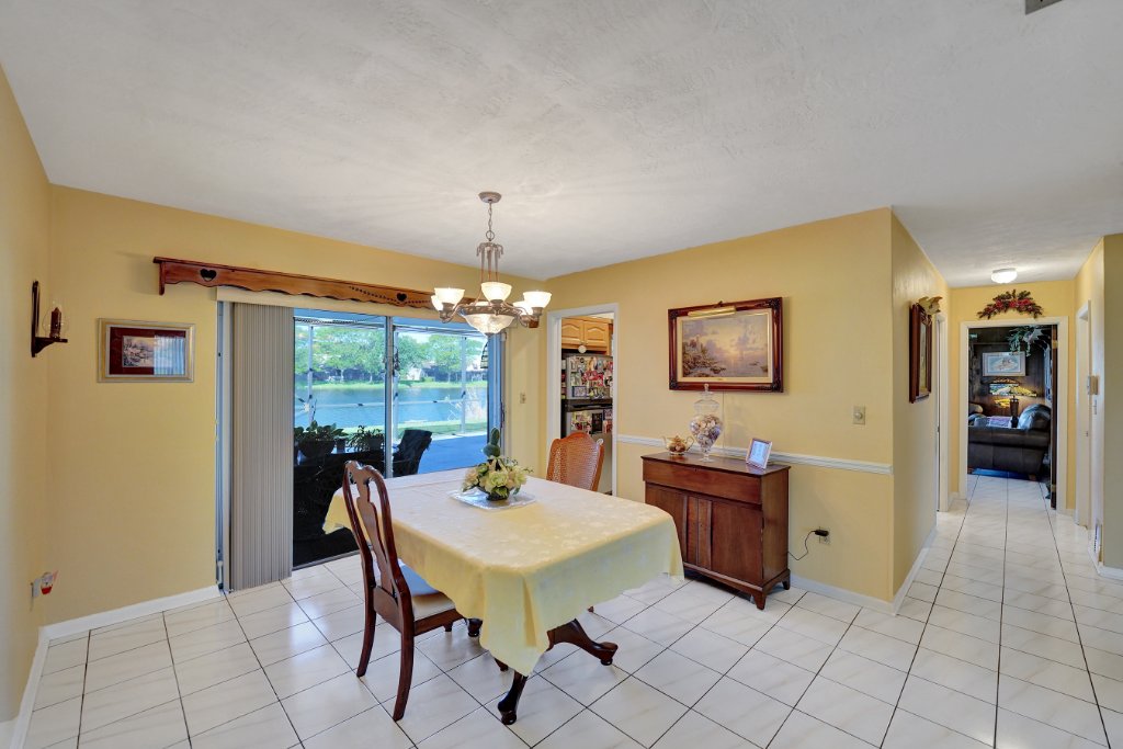Dining Room – Lake View
