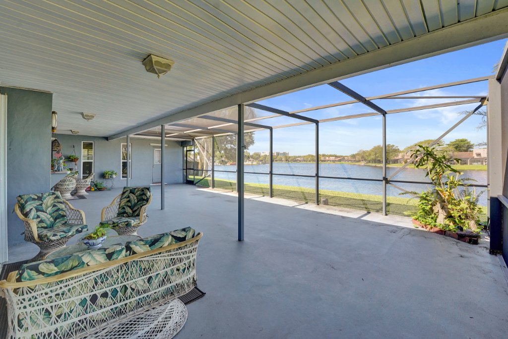 Screened Patio – Lake View