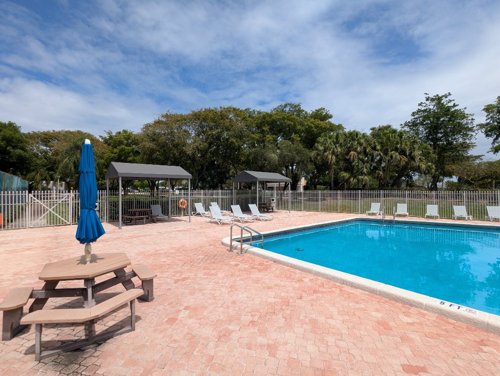 Villas Lakes pool and patio area