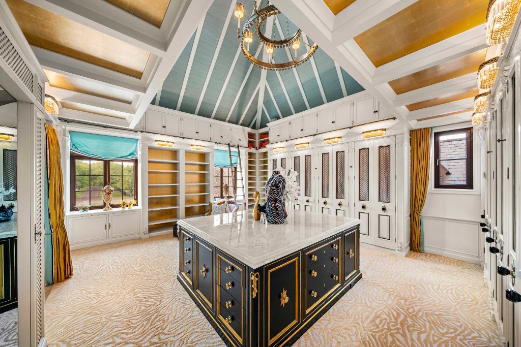 Master suite at The Oaks Estate 3