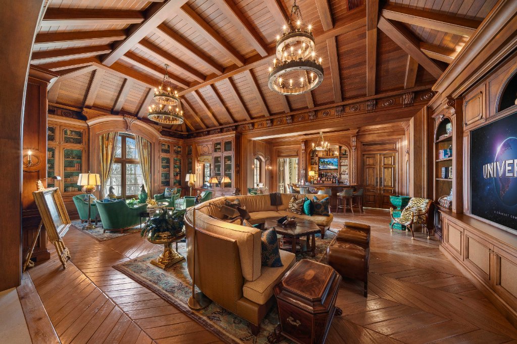 Gentleman's lounge detail 2