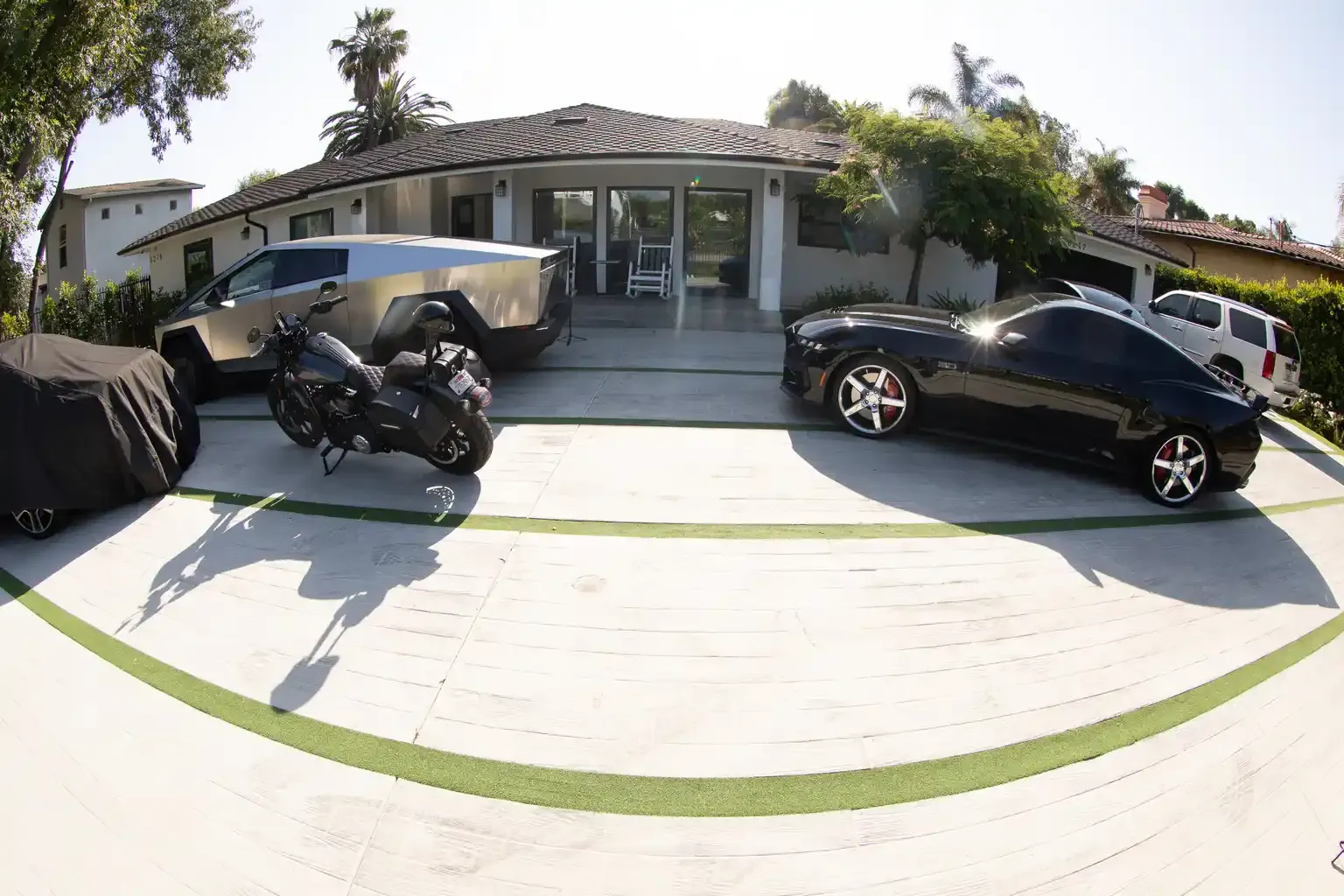 Circular driveway and front exterior of men's sober living home in Van Nuys CA — The Comeback Sober Living