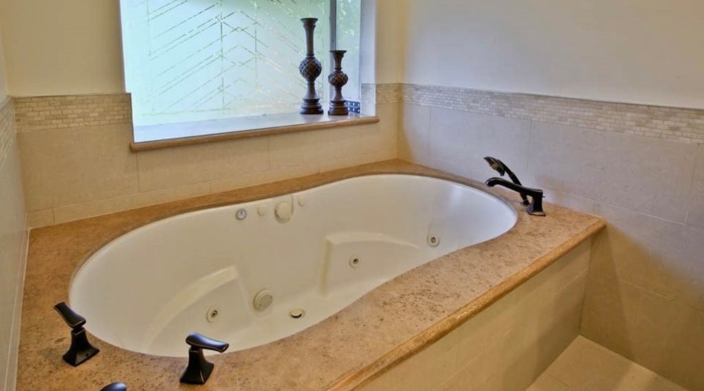 Jacuzzi tub