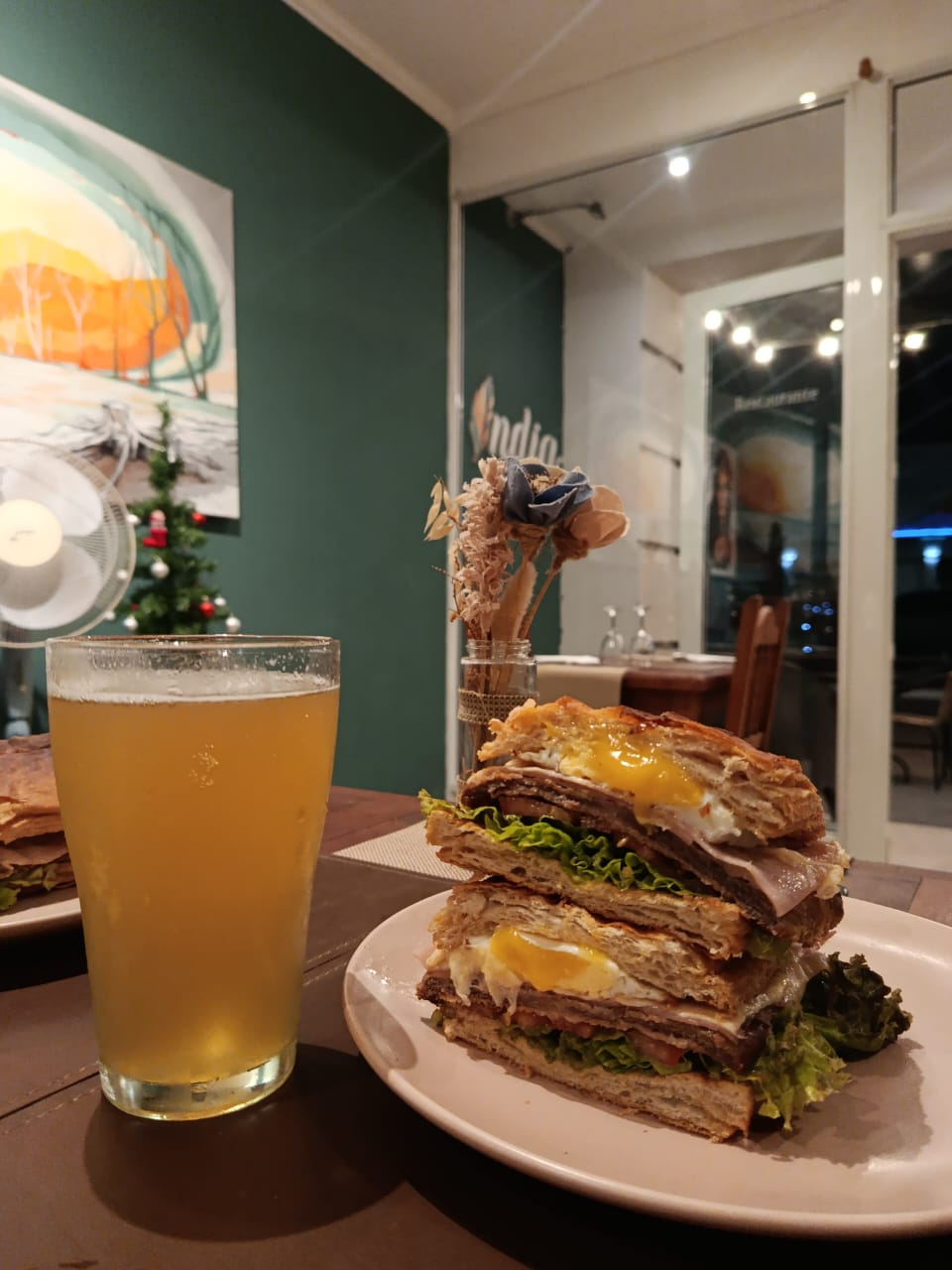 Sándwich de milanesa completo con una pinta