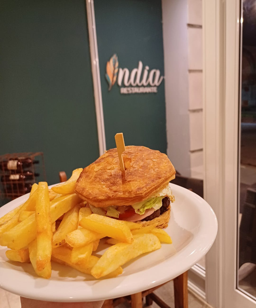 Hamburguesa en pan de hojaldre completa con papas fritas
