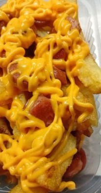 Salchipapa con Cheddar