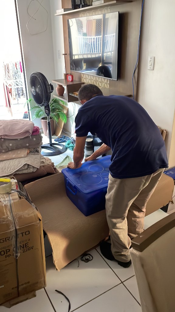 Organização de caixas e pertences durante mudança residencial completa em São Luís