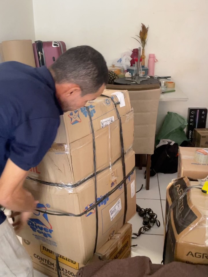 Fixação de móveis com cintas para transporte seguro na mudança residencial