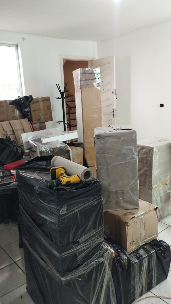 Preparação completa de mudança residencial com móveis protegidos