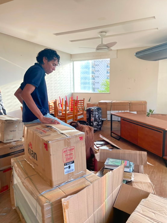 Organização de caixas por cômodo na mudança residencial completa