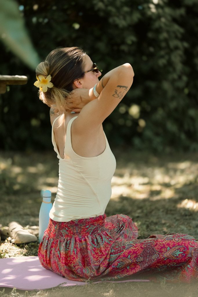 Postura yoga nel parco di Villa Luna