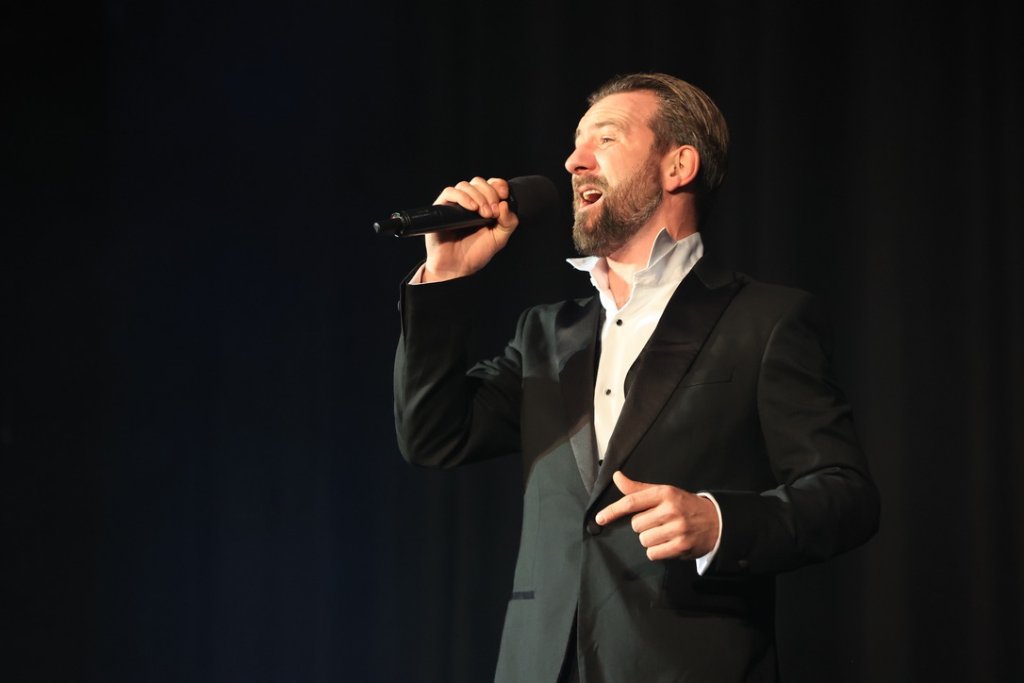 Owen Vaughn performing