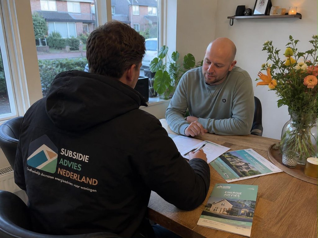 Adviesgesprek aan de eettafel met documenten