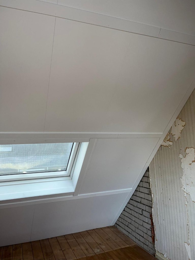 Klaar zolderplafond met dakraam