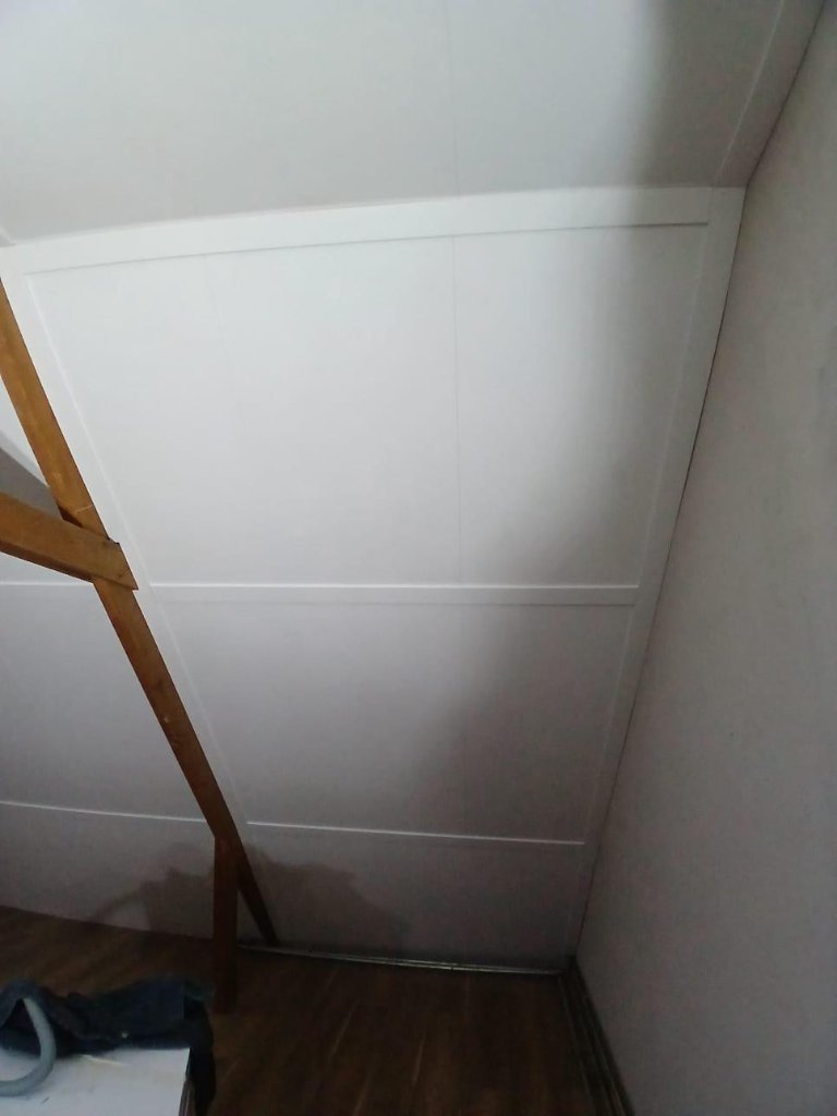 Strak afgewerkte geïsoleerde zolderwand