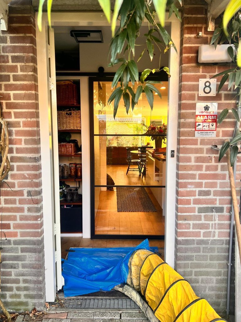 Afplakking en afzuugslang bij de voordeur