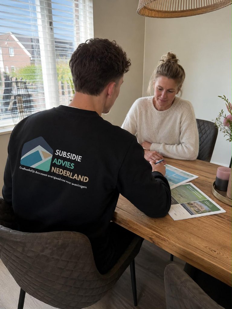 Consultatie met bewoner aan de tafel