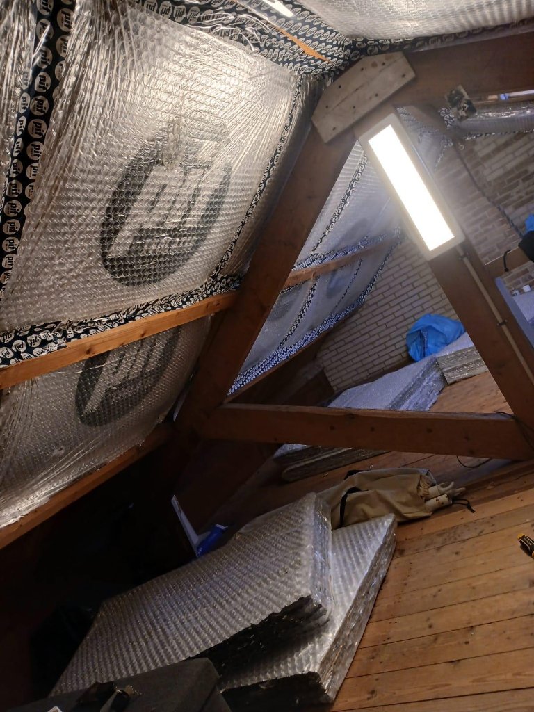 Reflecterend isolatiefolie op de zolderhelling