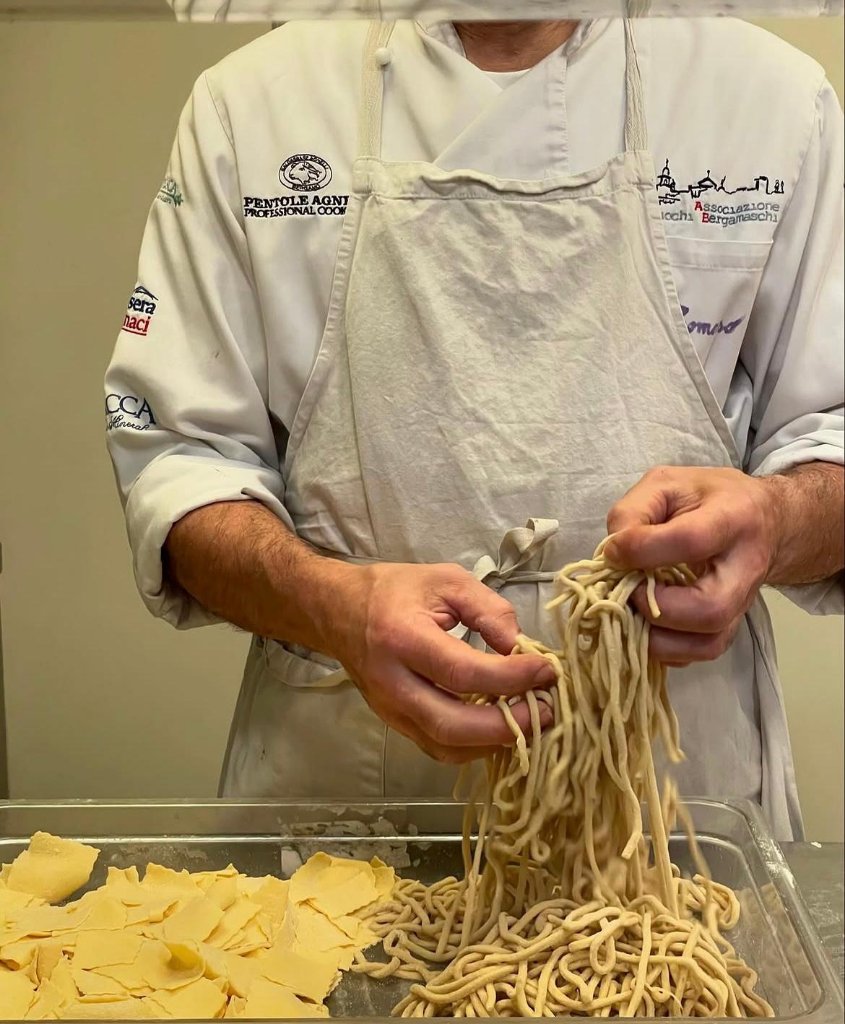 Chef del Ristorante Mas-Cì prepara la pasta fresca artigianale