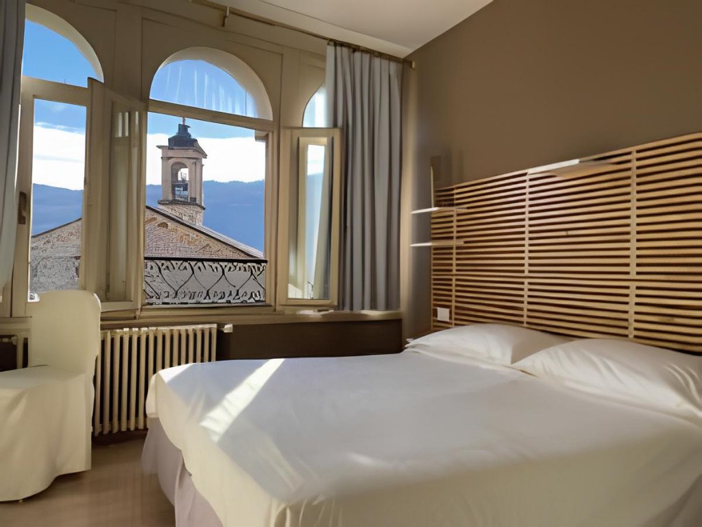 Camera con vista sulla piazza di Clusone dell'Albergo Commercio Mas-Cì